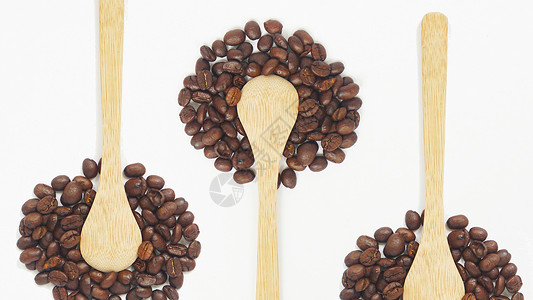 白色咖啡厅木勺和咖啡豆背景