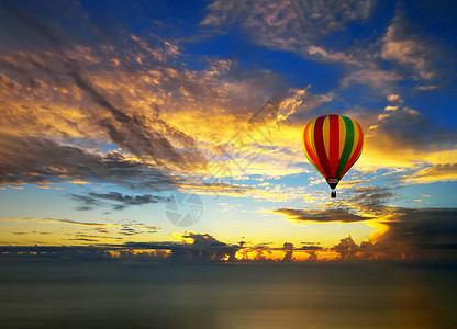 热气球飞海海面上的热气球背景