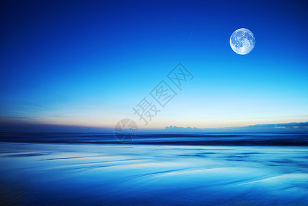 平静海洋海滩海边宁静的明月背景