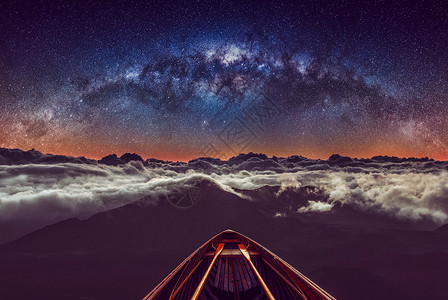 夜晚的星河船飞向星空中设计图片