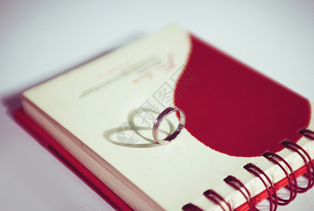 复古婚庆桌牌戒指与爱心日历背景