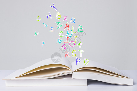 读单词书中的彩色字母设计图片