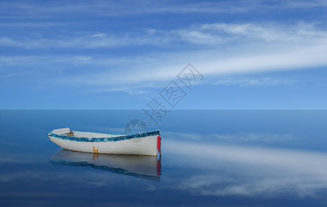 船创意摄影插画一叶小舟蓝天白云大海风景背景