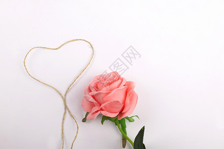 绳子做成的爱心和玫瑰花背景图片