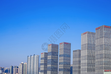 蓝天下的商业城市建筑图片高清图片