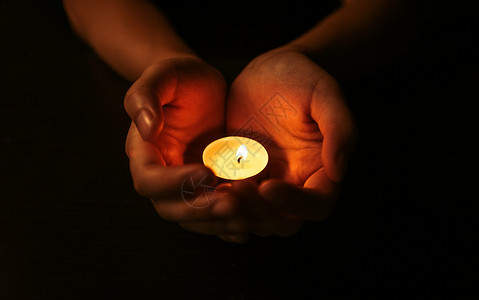 地震紧急救援手捧蜡烛祈祷背景