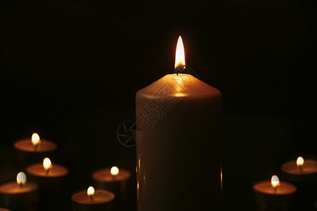 祈福祈祷的蜡烛背景图片