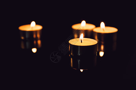 烛光爱心黑背景下的蜡烛背景
