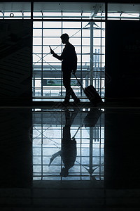 商务男士准备出发经过机场图片