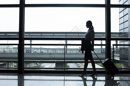 商务女性在机场准备出发高清图片