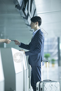 商务男士在机场准备护照出差背景图片