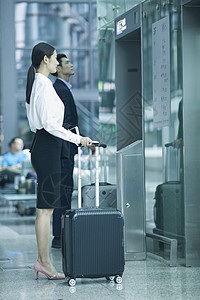 商务人士在机场等待电梯图片