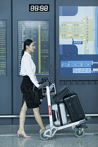 商务女性出差经过机场图片