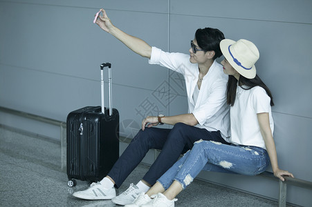 男女情侣在机场准备出发背景图片