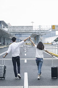 美女公路男女情侣准备旅行出发背景