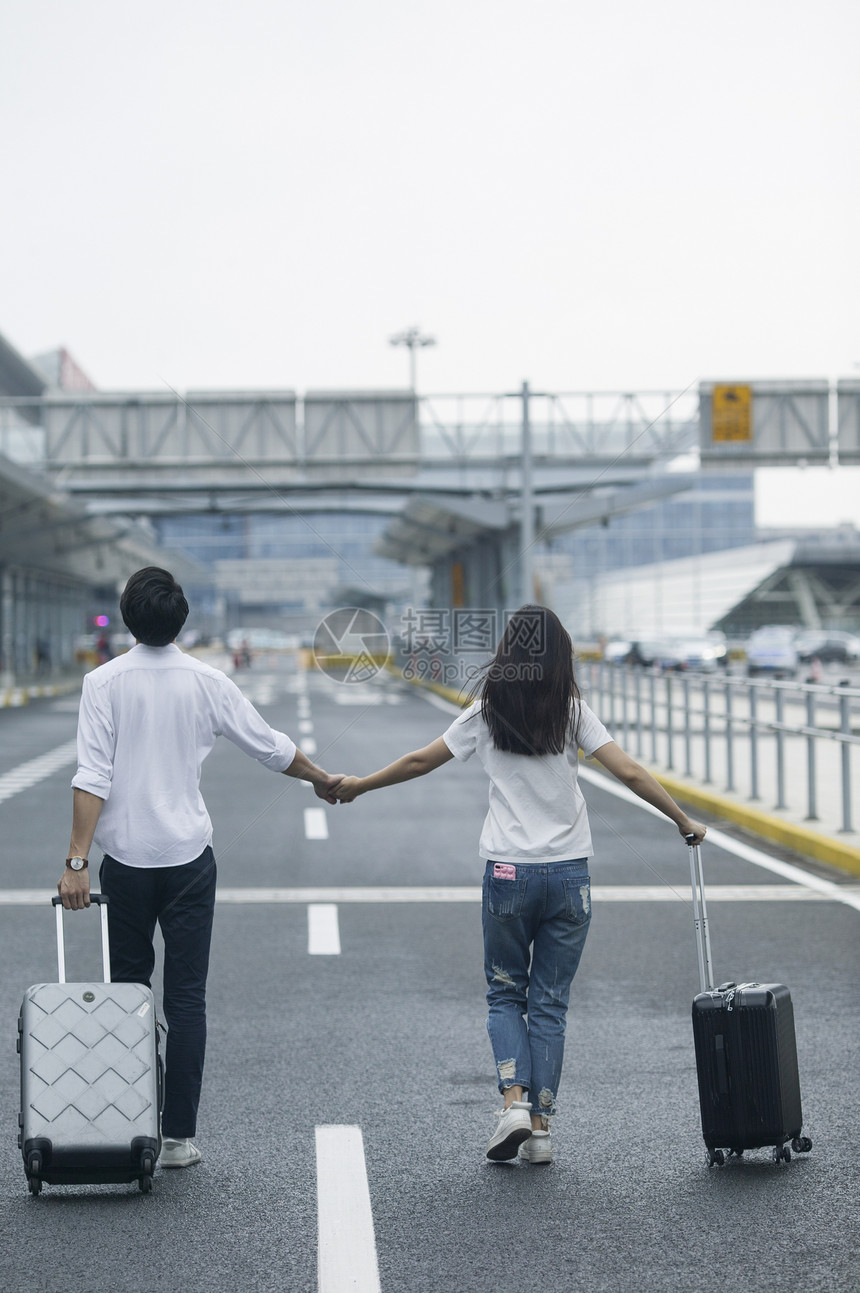 男女情侣准备旅行出发图片