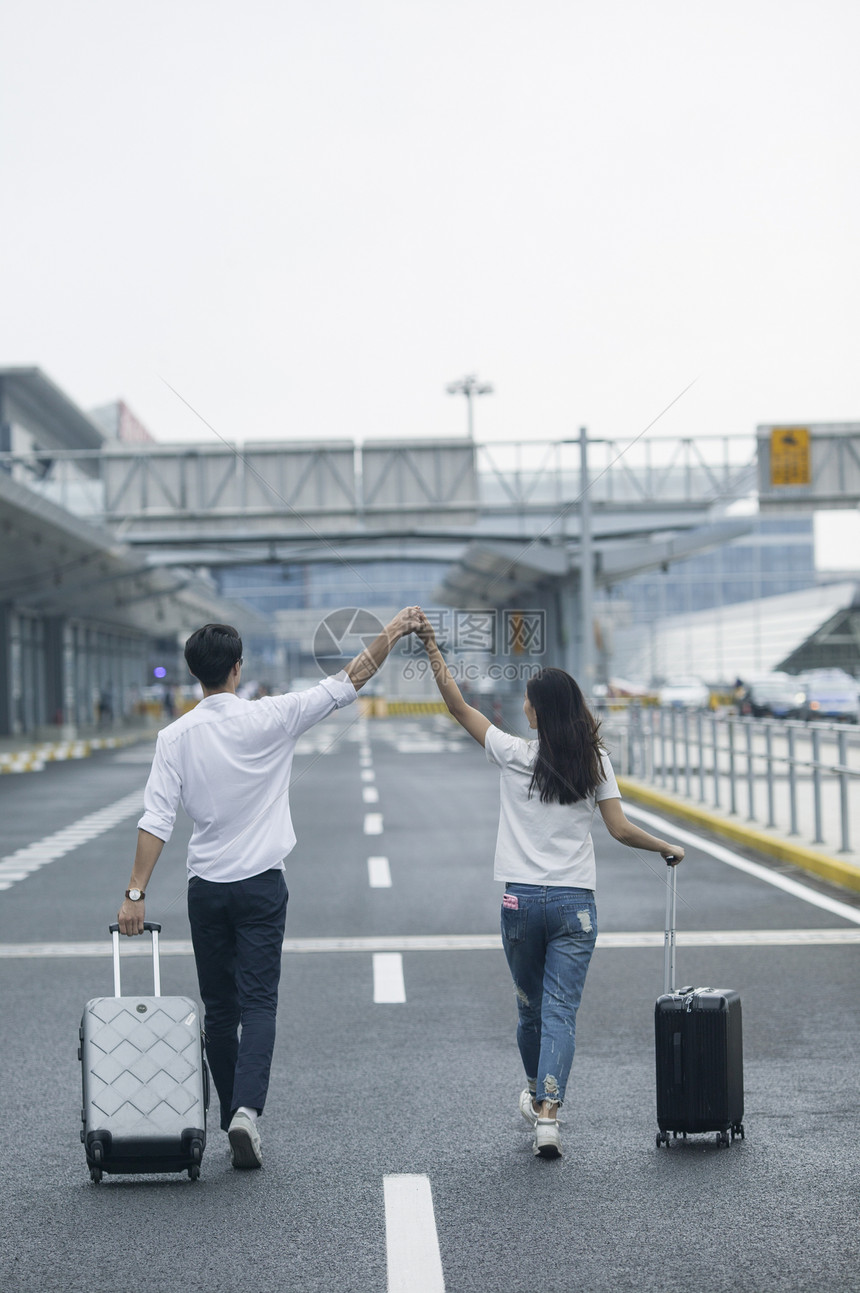 男女情侣准备旅行出发图片