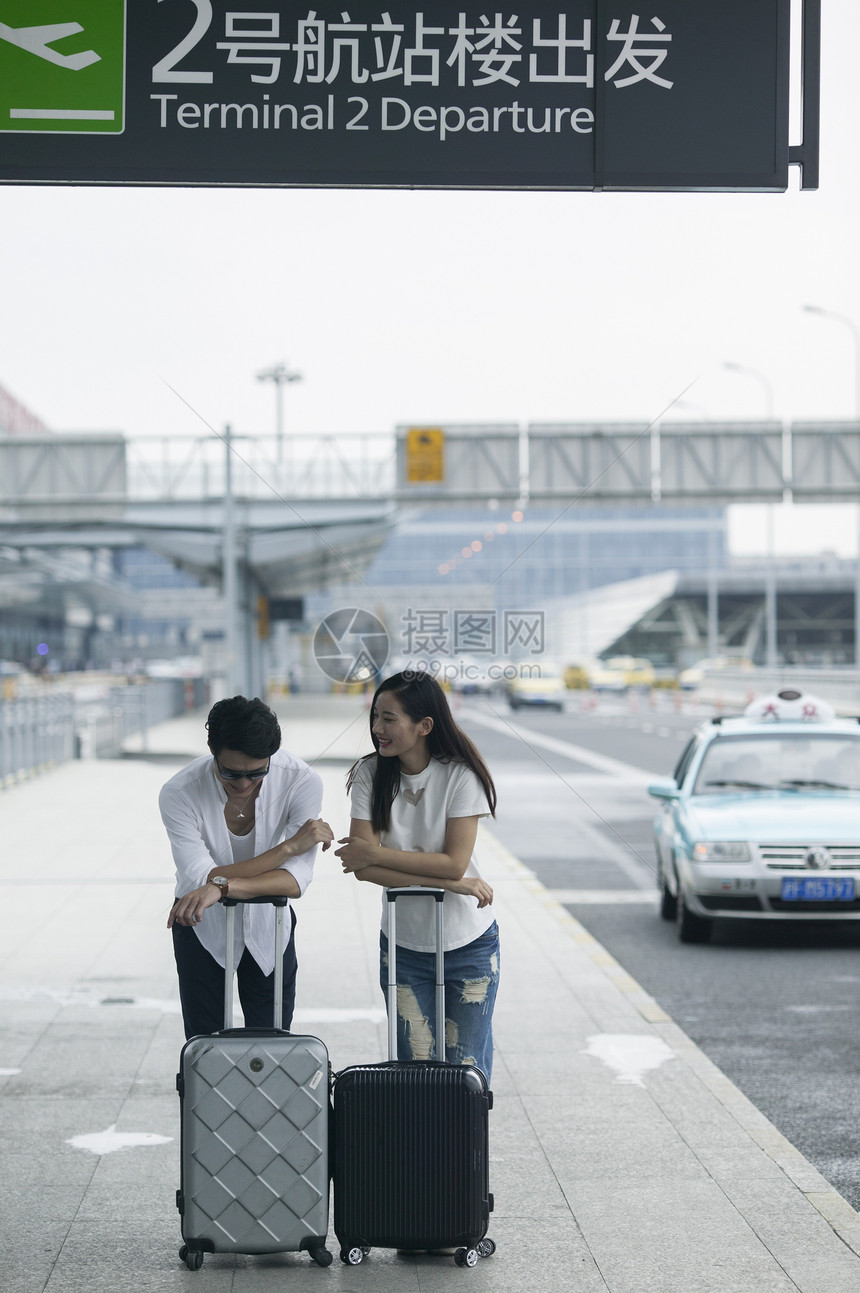 男女情侣在2号航站楼出发地准备旅行图片