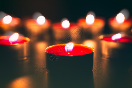 地震、祈福祝福燃烧的蜡烛背景