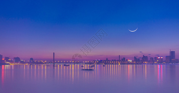 紫色夜桥一轮弯月照三桥城市夜景晚霞风光背景