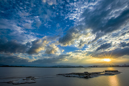 孤岛求生钱塘江夕阳落日满天晚霞背景