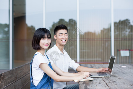 同学相互学习交流高清图片