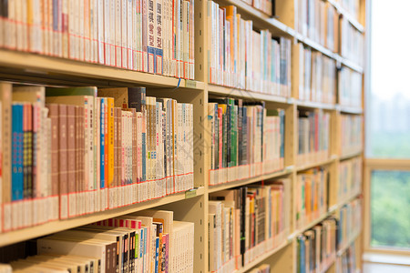 图书馆书架上排列整齐的书考试高清图片素材