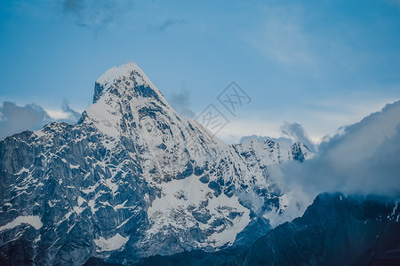 四姑娘山幺妹峰雪景高清图片