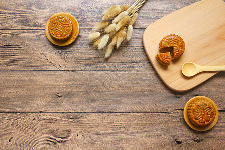美食餐桌中秋传统美味美食月饼复古木纹底背景背景