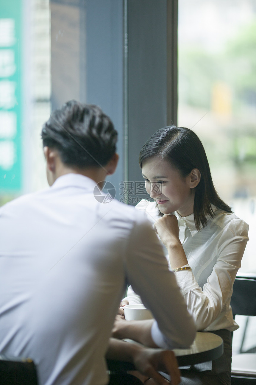 咖啡店里商务男士商务女士在交流工作图片