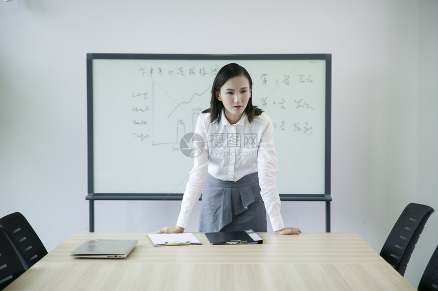 会议上商务女士给团队分析数据主持会议图片