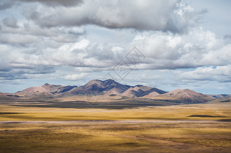 天空草地沙漠风起云涌的西藏山脉背景
