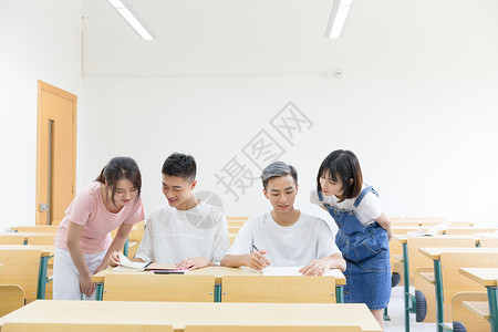 老师板书在教室里学习的同学背景