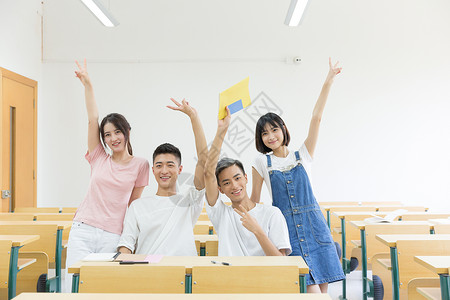 高中生男生在教室里学习的同学背景