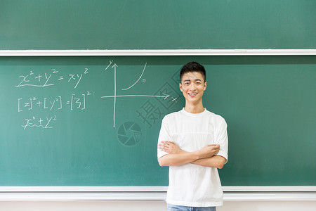 老师板书站在大黑板前思考的男生老师背景