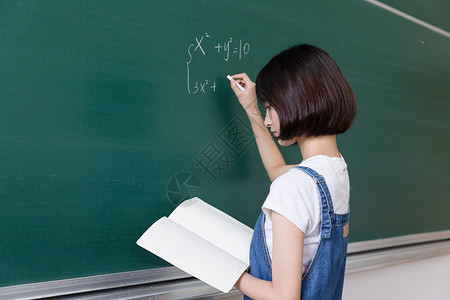 老师板书正在教室黑板写板书的女生背景