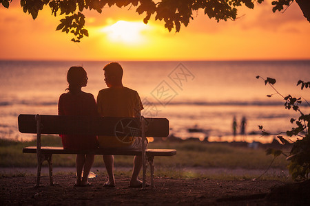 约会妆情人节情人在夕阳下甜蜜约会背景