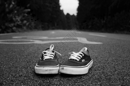 一双帆布鞋马路黑白高清图片