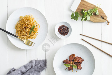 美味食足餐桌上的美食背景