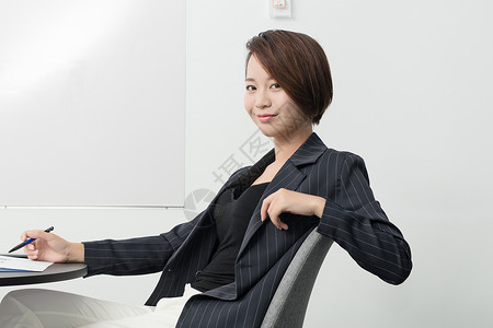 自信气场强大的职场女性背景图片
