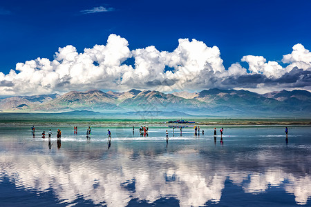 创意奔跑的水人天空之镜茶卡盐湖背景