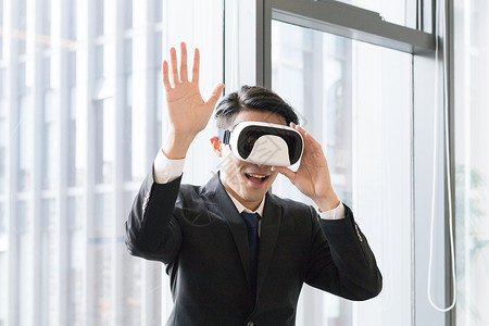 梦想照进现实在办公室体验VR的商务人士背景