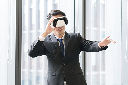 梦想照进现实在办公室体验VR的商务人士背景