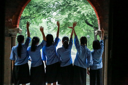 中国风女孩毕业季女孩中山服挥手背影背景