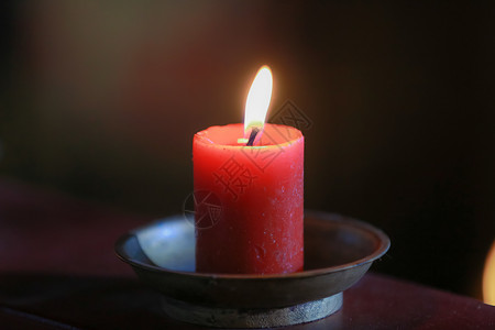 燃烧中的祈福蜡烛高清图片