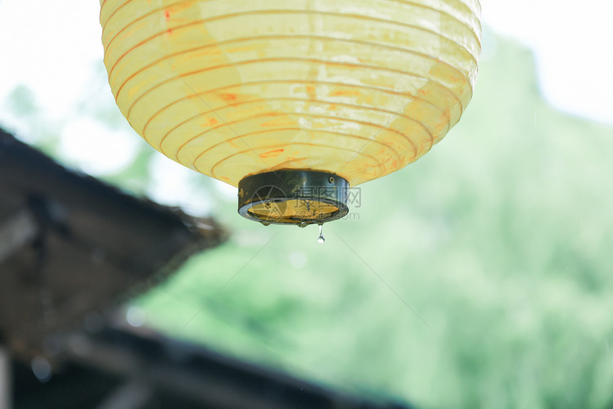 雨天有黄色灯笼的村落图片