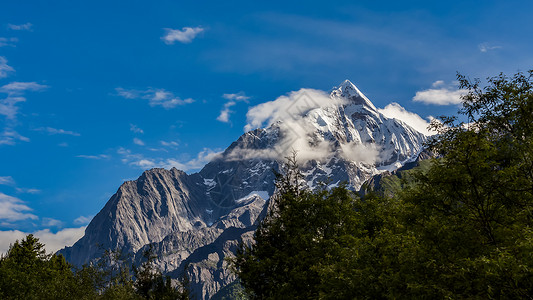 东方圣山四姑娘山幺妹峰背景