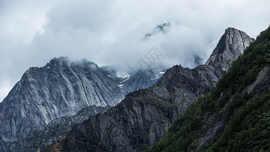 国家级地质公园云雾中的四姑娘山背景