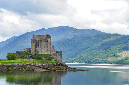 苏格兰建筑湖中城堡背景
