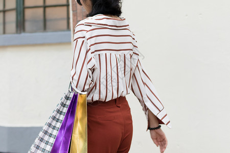 购物逛街提着购物袋的时尚美女背景图片